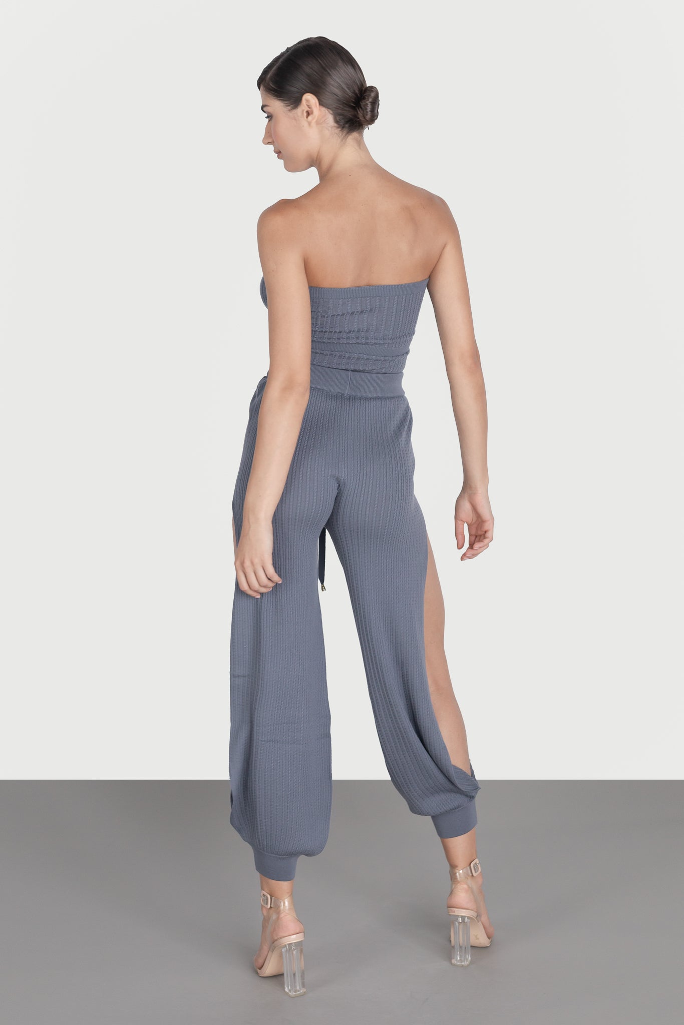 Pantaloni desfacuti pe laterale