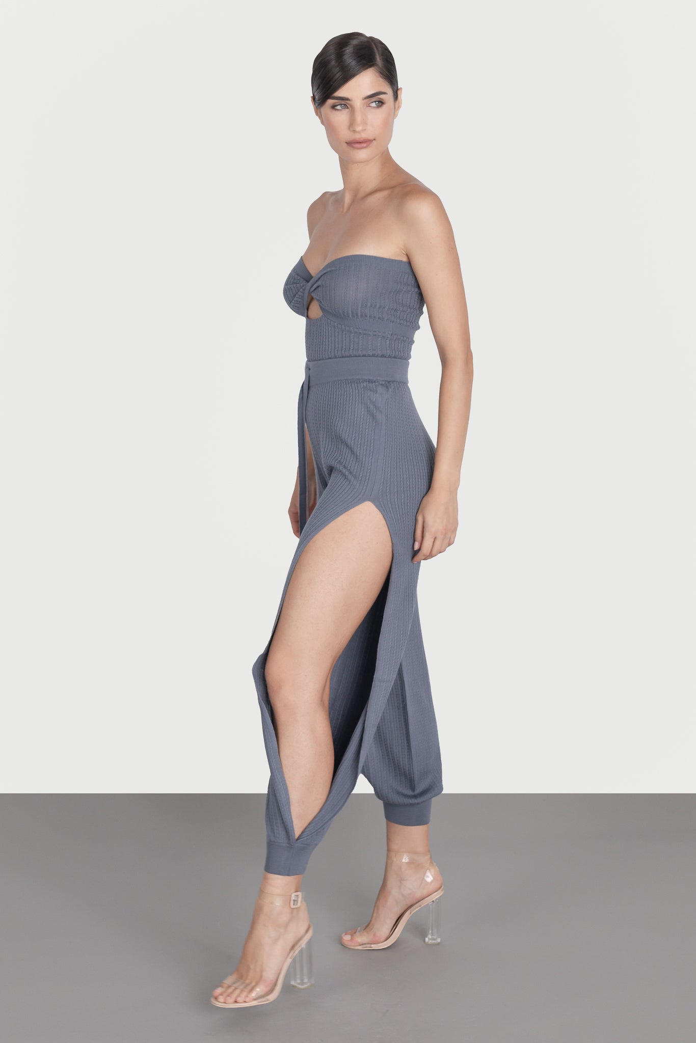Pantaloni desfacuti pe laterale