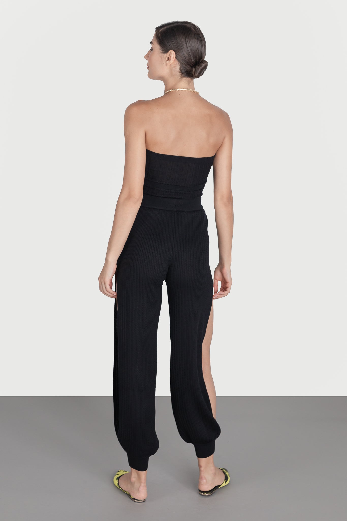 Pantaloni desfacuti pe laterale