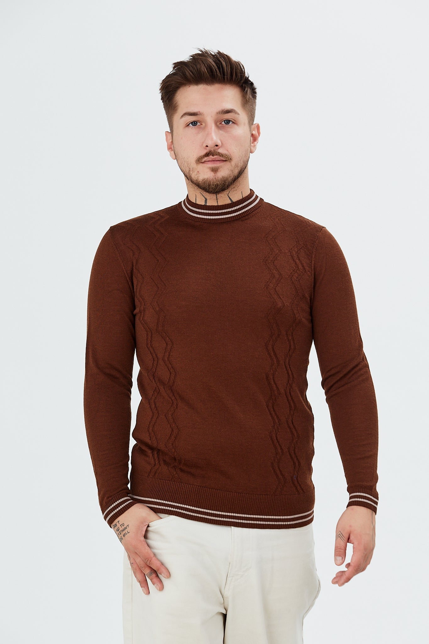 Sweater with zig-zag pattern and long sleeves