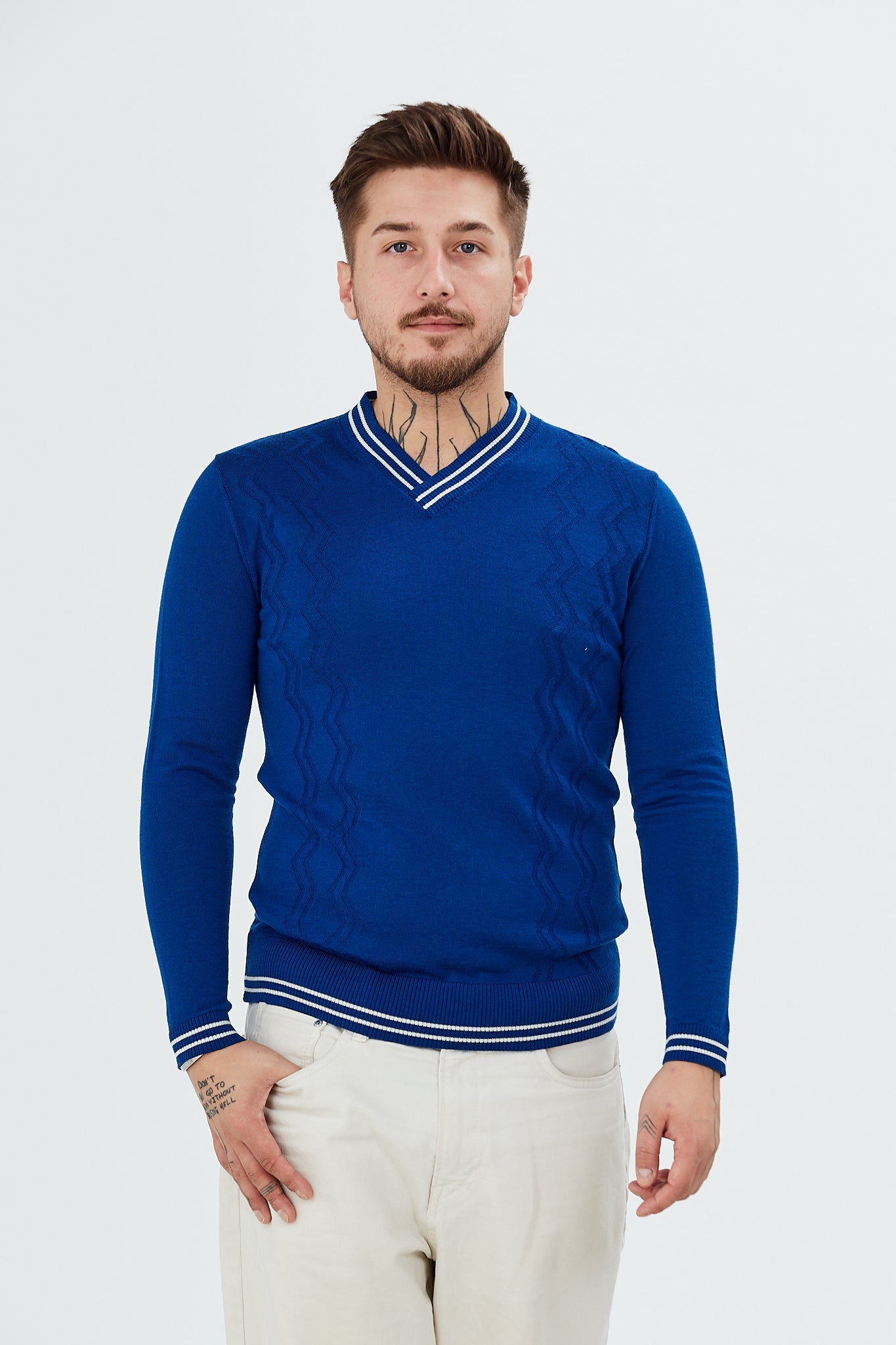 Sweater with V-neck and zig-zag patterns