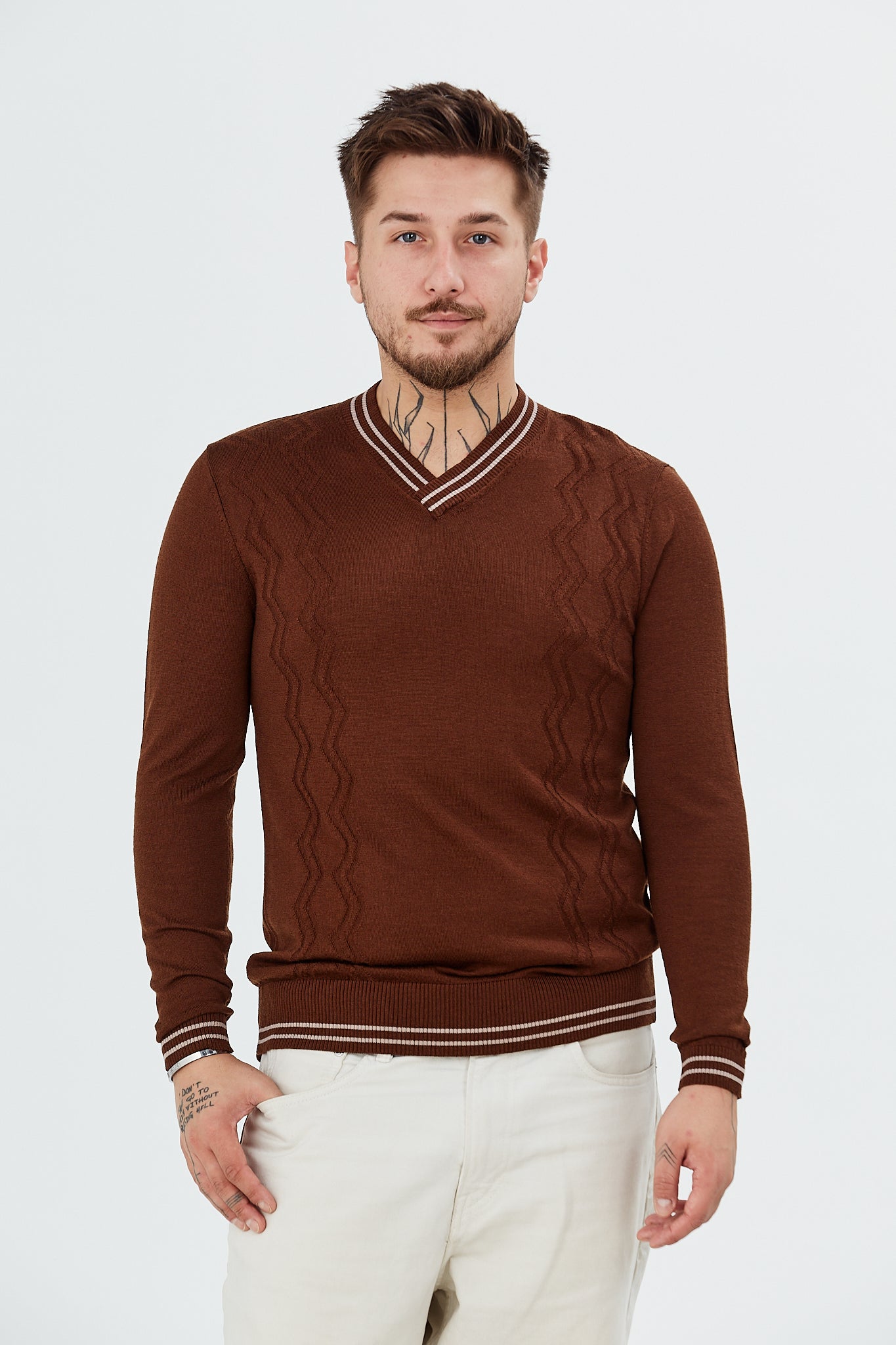 Sweater with V-neck and zig-zag patterns