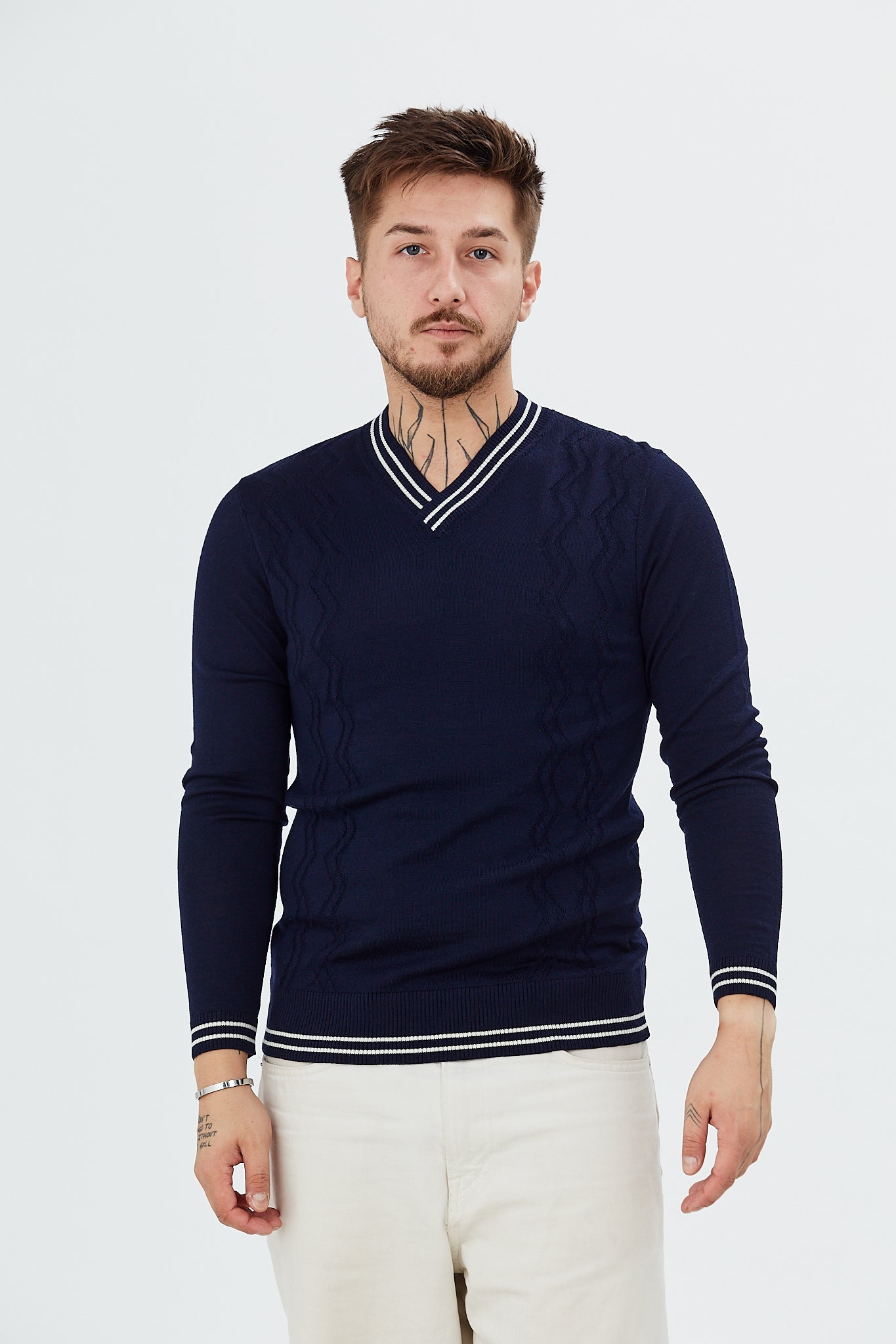 Sweater with V-neck and zig-zag patterns