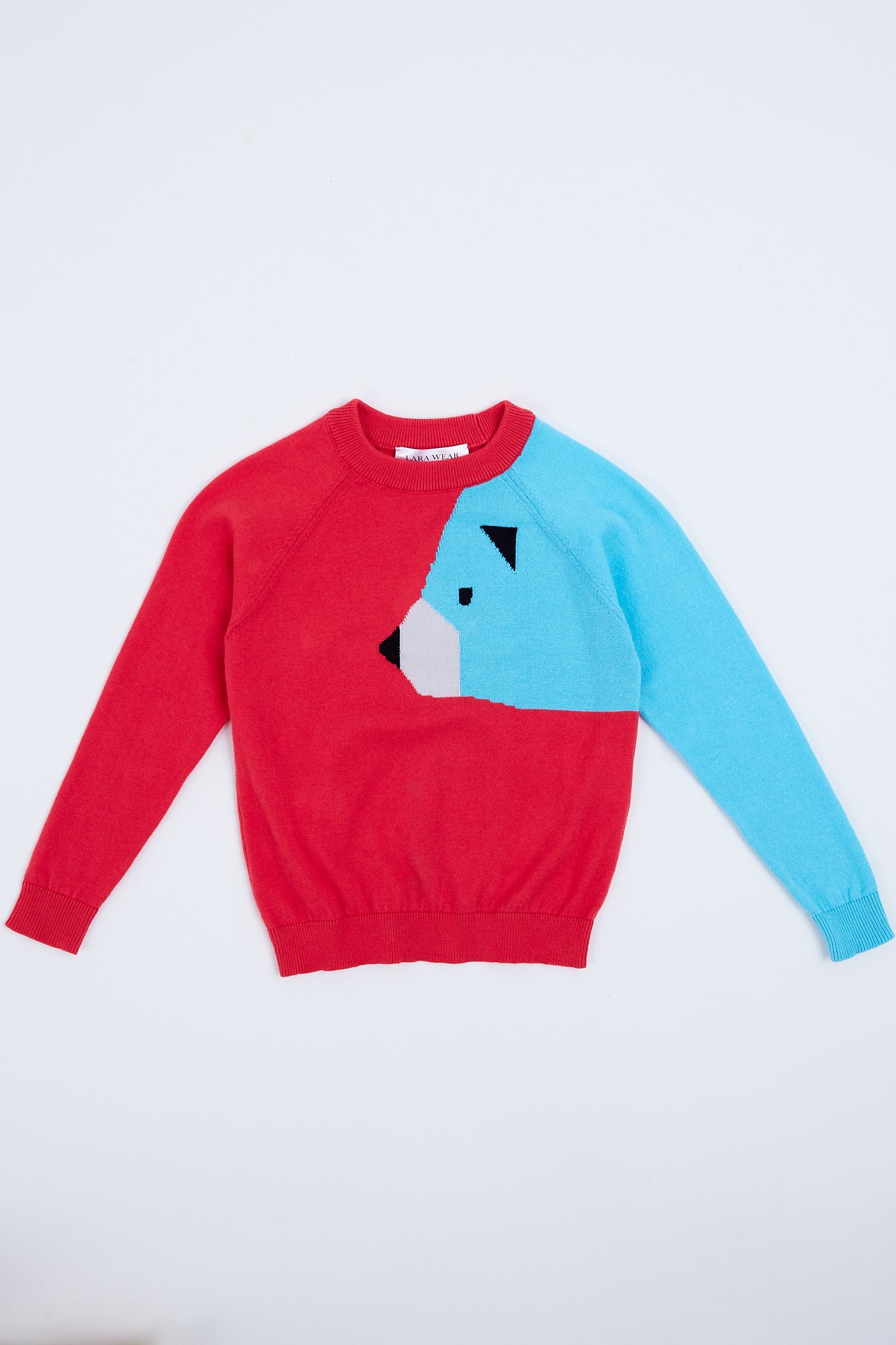 Children's sweater with bear illustration