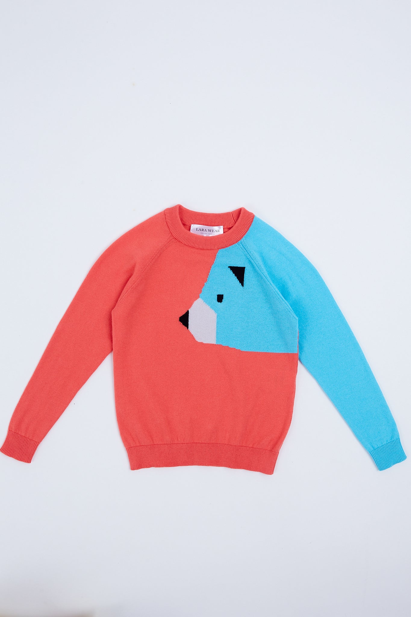 Children's sweater with bear illustration