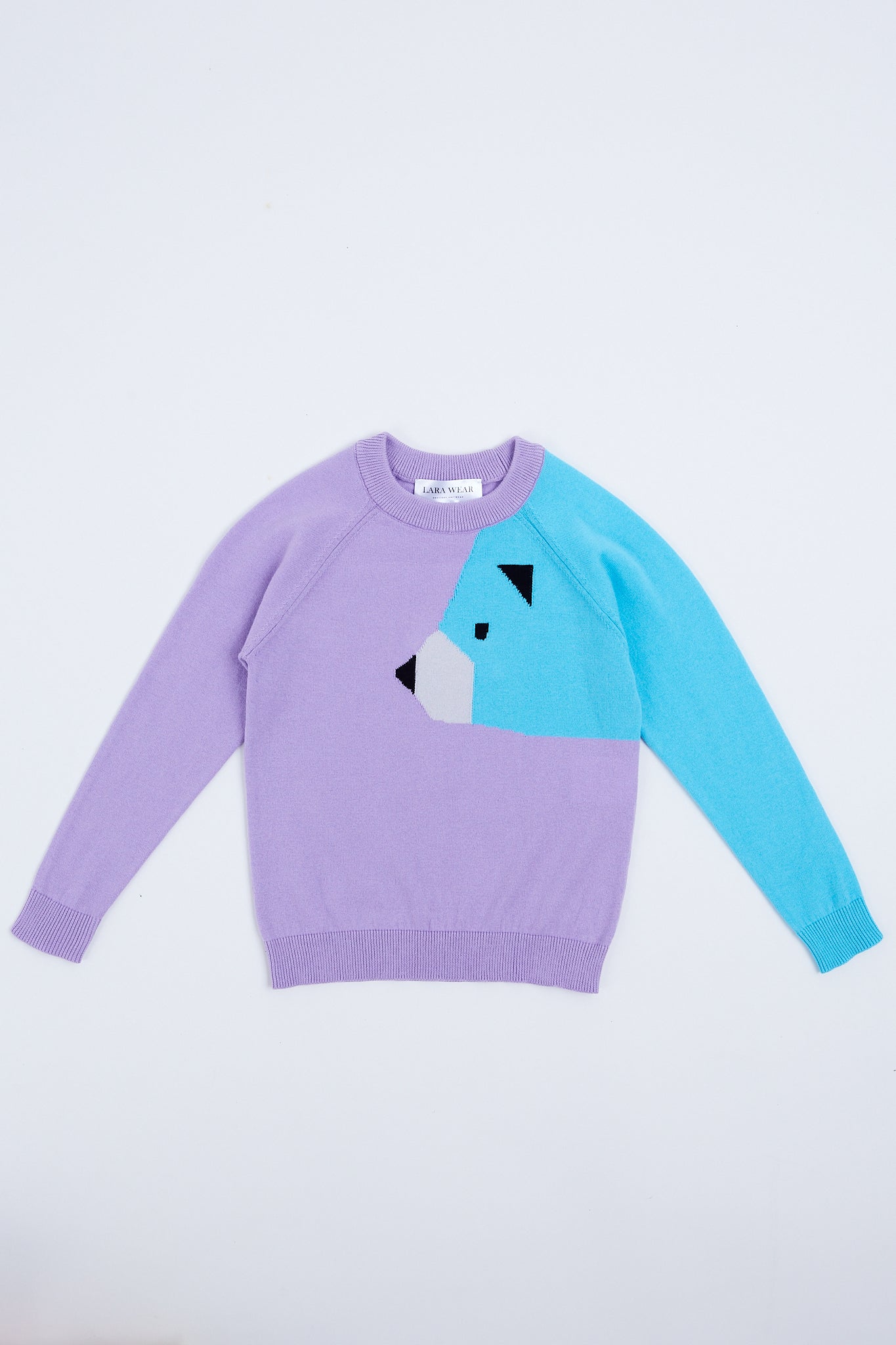 Children's sweater with bear illustration