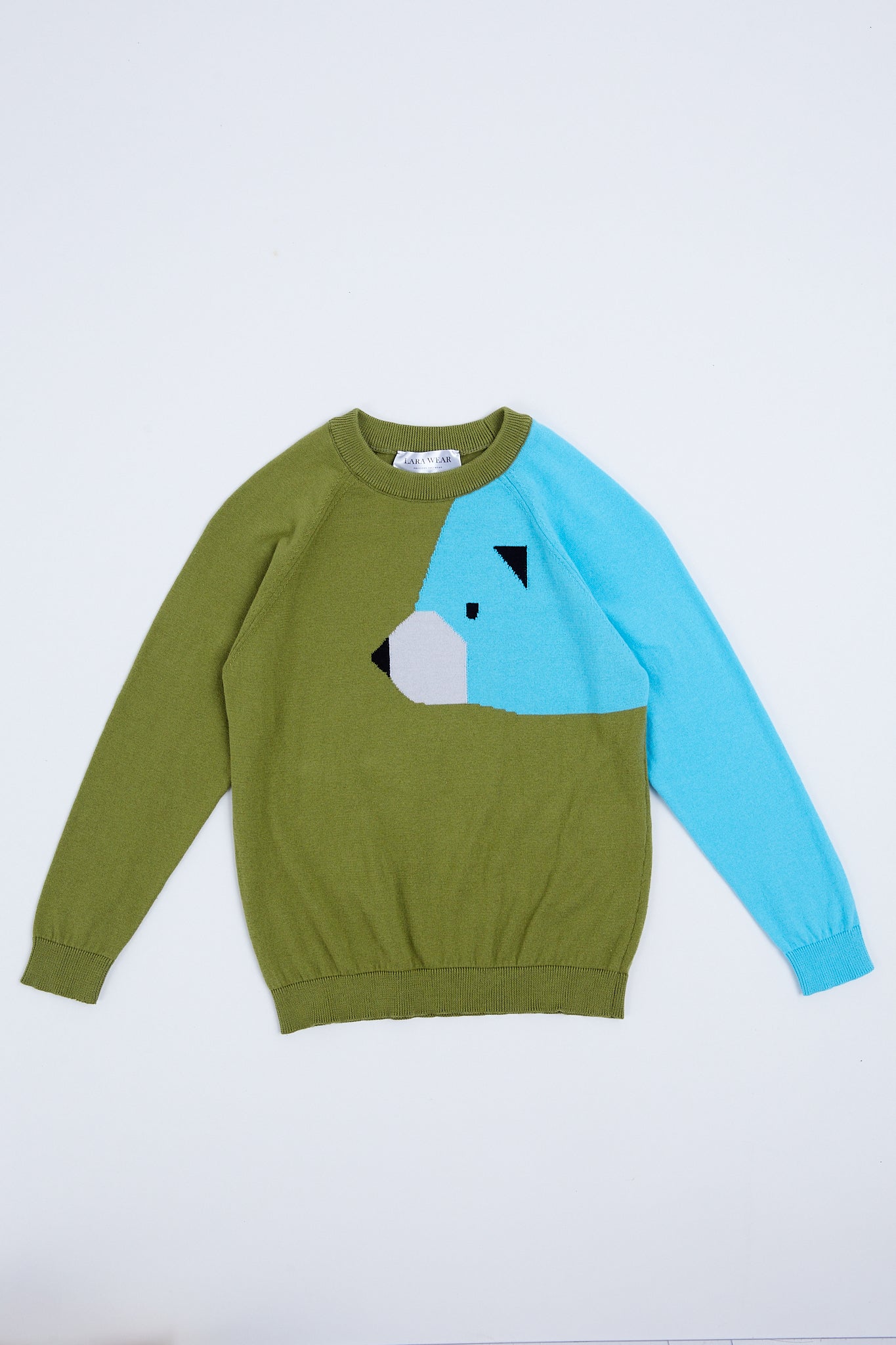 Children's sweater with bear illustration