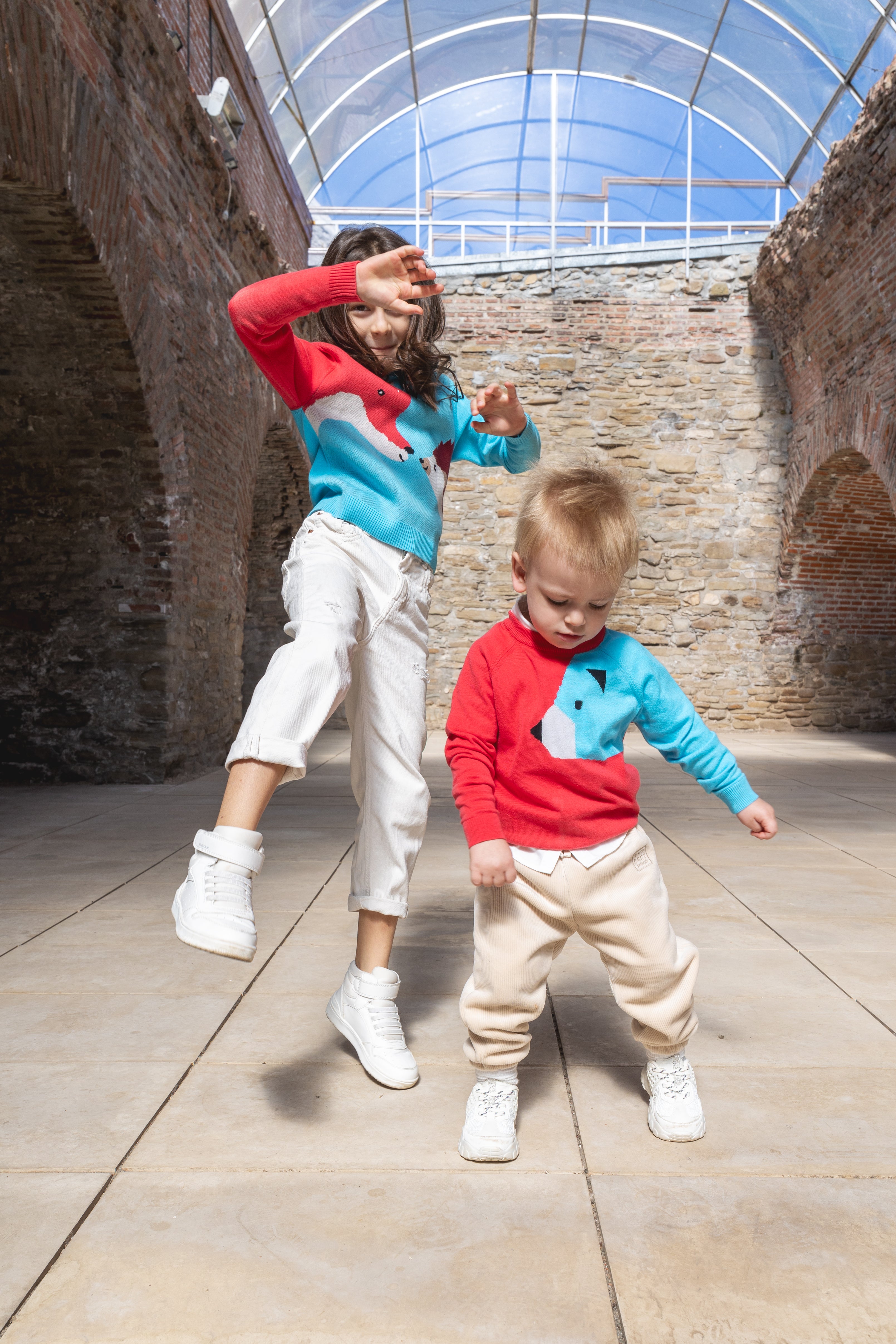 Children's sweater with bear illustration