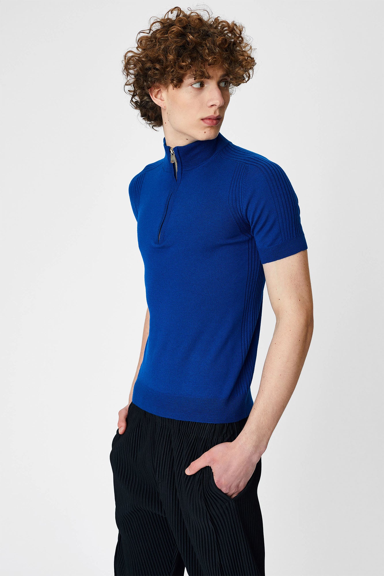 Short sleeve sweater with collar and zipper for men